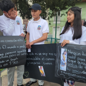 El 27 de marzo, las calles de Alausí fueron escenario de una conmovedora manifestación en honor a Mery, la joven de 16 años que perdió la vida tras ser víctima de una brutal agresión durante el carnaval.