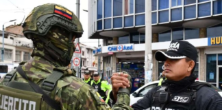 El presidente Daniel Noboa dispuso, a través de los Decretos Ejecutivos 584 y 585, la entrega de una compensación económica de USD 507,06 a los miembros en servicio activo de las Fuerzas Armadas y la Policía Nacional. Este beneficio, denominado "Plan Legado de Honor", será entregado por única vez y tiene un carácter extraordinario.