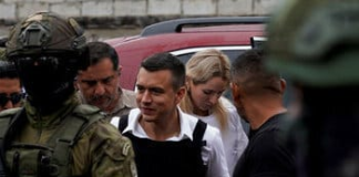 Daniel Noboa reveló el 5 de marzo que, en un plazo de dos a tres semanas, el país comenzará a recibir asistencia internacional para hacer frente al narcotráfico y al crimen organizado, el mandatario destacó que las conversaciones con varios países están en marcha, aunque no especificó cuáles serían ni qué organismos enviarían apoyo.