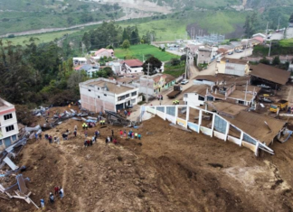 Han pasado dos años desde que un derrumbe en Alausí sepultó barrios enteros, arrebató 75 vidas y dejó cicatrices imborrables. Hoy, entre promesas incumplidas y abandono, sus habitantes siguen atrapados en la incertidumbre.