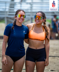 Las deportistas chimboracenses Daniela Barreno y Valentina Valenzuela participaron en el Open de Vóley Playa organizado por el Municipio de Manta, evento realizado en la Playa El Murciélago. Con un rendimiento sobresaliente, lograron ubicarse en el podio de la categoría juvenil y alcanzar una meritoria posición en la categoría Open.