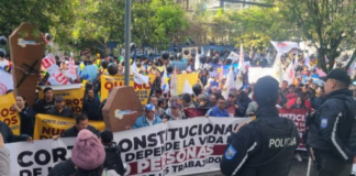 Los trabajadores de CNEL denuncian que la empresa está aplicando descuentos arbitrarios en sus salarios para devolver $78,9 millones, sin pactar montos ni plazos como ordenó la Corte Constitucional.