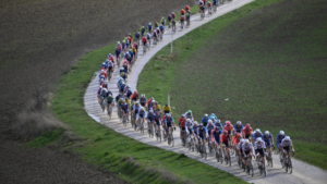 Hoy, sábado 8 de marzo, los caminos de la Toscana serán escenario de una de las pruebas más esperadas del calendario ciclístico: la Strade Bianche.