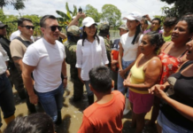 El presidente Daniel Noboa visitó a familias damnificadas en Calceta, cantón Bolívar, como parte de la asistencia gubernamental a las poblaciones afectadas por la temporada invernal en Manabí.