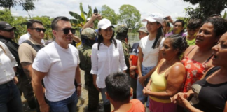 El presidente Daniel Noboa visitó a familias damnificadas en Calceta, cantón Bolívar, como parte de la asistencia gubernamental a las poblaciones afectadas por la temporada invernal en Manabí.