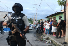 El terror se ha instalado en Guayaquil. Lo que antes se limitaba a los pabellones carcelarios, ahora azota las calles: la peor masacre en la historia reciente de Socio Vivienda ha dejado un saldo de 22 muertos, incluidos menores de edad.