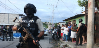 El terror se ha instalado en Guayaquil. Lo que antes se limitaba a los pabellones carcelarios, ahora azota las calles: la peor masacre en la historia reciente de Socio Vivienda ha dejado un saldo de 22 muertos, incluidos menores de edad.