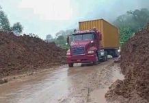 La Prefectura de Bolívar, a través de la Dirección de Vialidad del GADPB, está desplegando un esfuerzo significativo para la limpieza y rehabilitación de vías afectadas por deslizamientos de tierra y el desbordamiento de ríos, consecuencia de la intensa temporada de lluvias que azota la provincia.