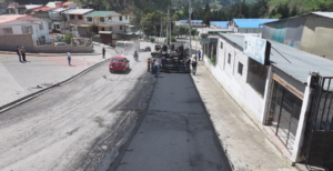 El Municipio de Guaranda continúa con su compromiso de transformar la infraestructura vial del cantón, ejecutando importantes trabajos de asfaltado en sectores estratégicos.