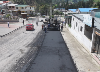 El Municipio de Guaranda continúa con su compromiso de transformar la infraestructura vial del cantón, ejecutando importantes trabajos de asfaltado en sectores estratégicos.