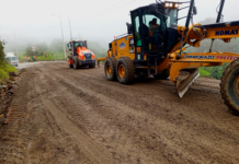 La Prefectura de Chimborazo, mediante su equipo de infraestructura vial, ha intensificado sus labores en varios tramos clave de la provincia, con el objetivo de garantizar la seguridad y la correcta transitabilidad de los ciudadanos. Estas acciones incluyen trabajos de mantenimiento, rehabilitación y mitigación de riesgos en diferentes sectores.