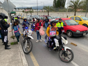 La Dirección de Gestión de Movilidad del Municipio de Riobamba ha reforzado los operativos de control en distintos puntos de la ciudad esta semana, con el objetivo de garantizar el respeto a las normativas de tránsito y evitar la invasión de la ciclovía por parte de motociclistas y conductores de vehículos particulares.
