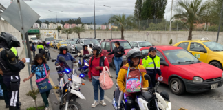 La Dirección de Gestión de Movilidad del Municipio de Riobamba ha reforzado los operativos de control en distintos puntos de la ciudad esta semana, con el objetivo de garantizar el respeto a las normativas de tránsito y evitar la invasión de la ciclovía por parte de motociclistas y conductores de vehículos particulares.