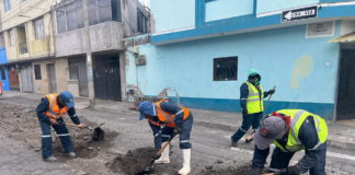 Las quejas sobre baches, desniveles y el desgaste del asfalto se multiplican en distintos sectores de la ciudad, afectando la movilidad de conductores y peatones. Ante esta situación, el Municipio ha puesto en marcha nuevas jornadas de mantenimiento vial, con trabajos de bacheo en puntos críticos como las calles Morona y México, y el fresado en la avenida 11 de Noviembre.