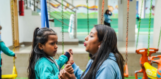 El Ministerio de Educación, en conjunto con el Ministerio de Economía y Finanzas, ha destinado un presupuesto de 8.8 millones de dólares para la contratación de 910 nuevos docentes en la región Costa-Galápagos. Esta iniciativa busca mitigar el déficit actual de maestros y fortalecer la calidad educativa en el país.