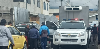 Ambato vuelve a estremecerse ante un nuevo caso de violencia de género. La mañana del sábado 15 de marzo de 2025, una joven de 21 años fue brutalmente asesinada en el barrio Huachi Solís, al sur de la ciudad.