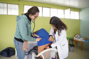 La Prefectura de Chimborazo, a través de la Dirección General de Desarrollo Social y Cooperación Internacional, finalizó el 21 de marzo una serie de campañas médicas gratuitas, en colaboración con la Fundación "Omar Mosquera".