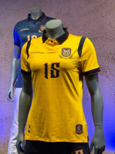 La Selección Ecuatoriana de Fútbol estrena una nueva indumentaria conmemorativa para celebrar los 100 años de la Federación Ecuatoriana de Fútbol (FEF).