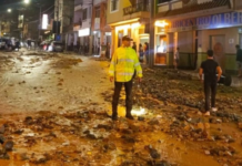 Un aluvión ocurrido en Piñas, provincia de El Oro, deja hasta el momento dos personas fallecidas y tres personas heridas, según reportó la Secretaría Nacional de Gestión de Riesgos. Las intensas lluvias generaron el desbordamiento de ríos, lo que afectó gravemente a la población y su infraestructura.