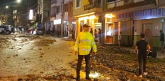 Un aluvión ocurrido en Piñas, provincia de El Oro, deja hasta el momento dos personas fallecidas y tres personas heridas, según reportó la Secretaría Nacional de Gestión de Riesgos. Las intensas lluvias generaron el desbordamiento de ríos, lo que afectó gravemente a la población y su infraestructura.