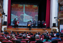 Con un Teatro León completamente lleno, la ciudad de Riobamba vibró al ritmo de la tradición con el Concurso de Coplas 2025, un evento que resaltó la picardía, el ingenio y el talento musical de los participantes.