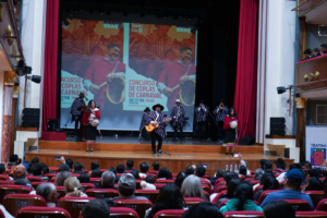 Con un Teatro León completamente lleno, la ciudad de Riobamba vibró al ritmo de la tradición con el Concurso de Coplas 2025, un evento que resaltó la picardía, el ingenio y el talento musical de los participantes.