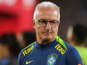 El ciclo de Dorival Júnior al mando de la selección brasileña llegó a su fin. la Confederación Brasileña de Fútbol (cbf) oficializó este viernes la destitución del entrenador, apenas tres días después de la dura goleada sufrida ante argentina por 4-1 en el Estadio Monumental de Buenos Aires, en el marco de las eliminatorias.