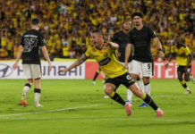 Barcelona de Guayaquil, dio un paso hacia la fase de grupos de la Copa Libertadores al imponerse con contundencia por 3-0 sobre Corinthians en el estadio Monumental.