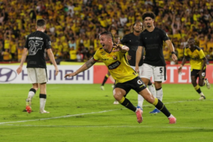 Barcelona de Guayaquil, dio un paso hacia la fase de grupos de la Copa Libertadores al imponerse con contundencia por 3-0 sobre Corinthians en el estadio Monumental.