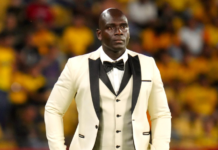 El fútbol y la moda rara vez se cruzan en los banquillos, donde la sobriedad y la practicidad suelen imponerse sobre cualquier intento de originalidad. Sin embargo, en el partido entre Barcelona SC y Corinthians por la Copa Libertadores, el entrenador ecuatoriano Segundo Castillo rompió ese esquema con un atuendo que acaparó miradas.