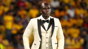 El fútbol y la moda rara vez se cruzan en los banquillos, donde la sobriedad y la practicidad suelen imponerse sobre cualquier intento de originalidad. Sin embargo, en el partido entre Barcelona SC y Corinthians por la Copa Libertadores, el entrenador ecuatoriano Segundo Castillo rompió ese esquema con un atuendo que acaparó miradas.