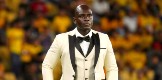 El fútbol y la moda rara vez se cruzan en los banquillos, donde la sobriedad y la practicidad suelen imponerse sobre cualquier intento de originalidad. Sin embargo, en el partido entre Barcelona SC y Corinthians por la Copa Libertadores, el entrenador ecuatoriano Segundo Castillo rompió ese esquema con un atuendo que acaparó miradas.