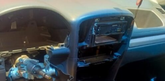 En pleno centro de Ambato, un robo de accesorios de vehículo dejó al propietario de un Chevrolet Vitara con importantes pérdidas. El automóvil estaba estacionado en las inmediaciones del Hospital del IESS, en la zona de Atocha, cuando desconocidos aprovecharon la ausencia del dueño para llevarse diversas partes y pertenencias del auto.