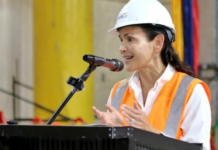 La ministra de Energía, Inés Manzano, tomó decisiones en relación a la Corporación Nacional de Electricidad (CNEL). Esto ocurre tras la reciente sentencia de la Corte Constitucional del Ecuador (CC).
