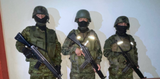 En la carretera Panamericana 487 transcurría con normalidad hasta que un control militar rutinario se transformó en un decomiso de armas. A la altura del puente en la entrada a Cumandá, efectivos militares intensificaban sus operativos cuando un vehículo tipo camioneta, fue detenido para una revisión exhaustiva.