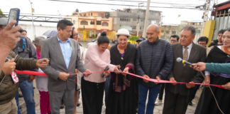 Tras más de 20 años de dificultades, los habitantes de Los Atis celebran la renovación de sus calles, que antes eran pasajes de tierra y empedrados llenos de maleza. Esta situación no solo afectaba a los vehículos, sino que también representaba un peligro para niños, mujeres y adultos mayores debido a la inestabilidad del terreno.