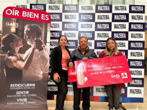 GAES, una marca de Amplifon, donó seis audífonos en beneficio de tres personas con pérdida auditiva binaural, es decir, en ambos oídos. Los beneficiarios fueron seleccionados entre los casos más graves identificados durante las siete jornadas auditivas gratuitas organizadas en colaboración con DK Management en 2024.