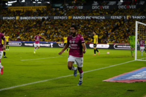 El fútbol siempre deja historias curiosas, y una de las más comentadas en la LigaPro durante el fin de semana pasado, tuvo como protagonista a Jeison Medina, el delantero colombiano de Independiente del Valle, quien fue la figura en la goleada 4-0 sobre Barcelona SC en el Estadio Monumental.