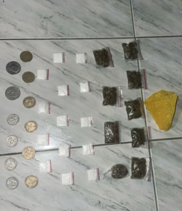 La Policía Nacional logró la captura de un presunto microtraficante de drogas, identificado como Juan V., tras un operativo realizado la noche del 12 de marzo en las inmediaciones del Terminal Terrestre de Riobamba.