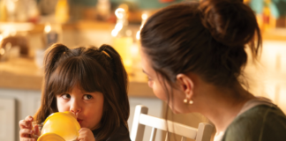 El desarrollo infantil es un proceso integral, que incluye varias fases y elementos clave para asegurar que los niños crezcan de manera saludable y logren alcanzar su máximo potencial. Es crucial entender la importancia de diversos elementos en su entorno, desde una nutrición adecuada hasta una estimulación emocional y social.