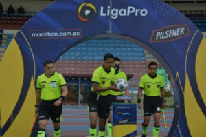 Tras varios días de negociaciones en el entorno arbitral del fútbol ecuatoriano, los jueces han decidido aceptar la reducción del 10% en sus honorarios, aunque con condiciones que exigen un cumplimiento riguroso de los pagos y mejores garantías en su desempeño profesional.