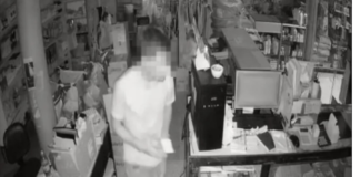 La delincuencia golpea nuevamente a los comerciantes de la ciudad. En la madrugada del 18 de marzo de 2025, un grupo de delincuentes ingresó al local Créditos Moreno, ubicado en las calles 5 de Junio, entre Cordovez y Luz Elisa Borja, llevándose un gran botín de productos electrónicos.