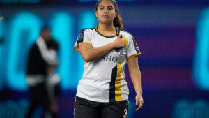 El talento ecuatoriano sigue presente en la escena internacional, Antonella Romoleroux, futbolista de raíces ecuatorianas tuvo un momento histórico en la Queens League al marcar el gol más visto en la historia de la competición, una obra maestra.