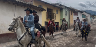 El domingo 9 de marzo, las calles céntricas de Chambo fueron testigos del tradicional Paseo del Chagra, un evento que reunió a jinetes y caballos en un colorido recorrido que culminó en el polideportivo del cantón.