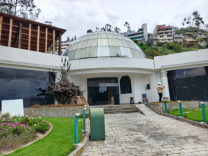 La Municipalidad de Ambato ha dado un paso significativo en la conservación de su patrimonio cultural con la firma del contrato para el mantenimiento y acondicionamiento de tres emblemáticos museos de la ciudad: el “Museo Ambatu” (La Matriz), el “Museo Pedro Porras” (La Liria – Atocha) y el “Museo Etnográfico” (Pasa).