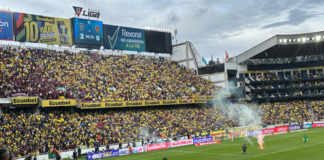 El encuentro entre Ecuador y Venezuela, en el estadio Rodrigo Paz Delgado, tuvo un incidente; dos bengalas encendidas cayeron en la cancha durante el segundo tiempo.