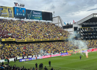 El encuentro entre Ecuador y Venezuela, en el estadio Rodrigo Paz Delgado, tuvo un incidente; dos bengalas encendidas cayeron en la cancha durante el segundo tiempo.
