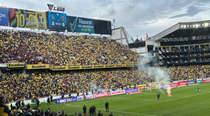El encuentro entre Ecuador y Venezuela, en el estadio Rodrigo Paz Delgado, tuvo un incidente; dos bengalas encendidas cayeron en la cancha durante el segundo tiempo.