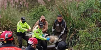 En horas de la mañana de este 10 de marzo, en Quimiag, una parroquia de Riobamba se vio interrumpida por la llegada de unidades de emergencia. Bomberos y Policía Nacional desplegaron un operativo para extraer un cuerpo en la zona, un hallazgo que ha despertado incertidumbre entre los habitantes del sector.