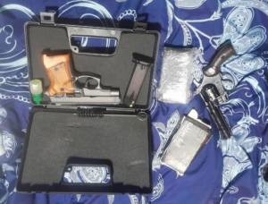 La Policía Nacional incautó armas de fuego y municiones en una vivienda de la parroquia San Andrés, cantón Guano, como parte de una investigación por violencia psicológica contra una mujer.